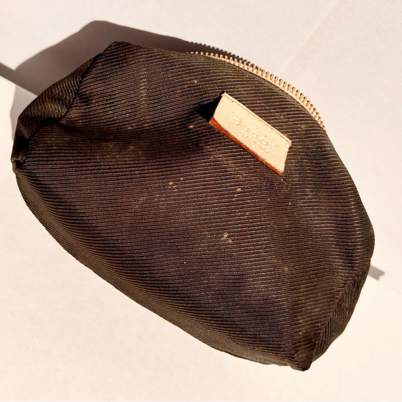 GUCCI
GUCCI 2000S BROWN MONOGRAM COSMETIC POUCH WITH GOLD 💛 ZIPPER PULL
$625 - Picture 11 of 11